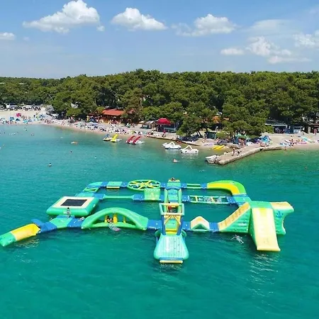 مكان تخييم Mobile Homes Malu 4*